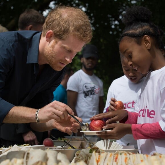 Le prince Harry a pris part à une séance d'activités avec les enfants du centre de loisirs Newham Council's à Central Park à Londres, le 28 juillet 2017.