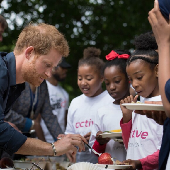 Le prince Harry a pris part à une séance d'activités avec les enfants du centre de loisirs Newham Council's à Central Park à Londres, le 28 juillet 2017.