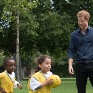 Le prince Harry a pris part à une séance d'activités avec les enfants du centre de loisirs Newham Council's à Central Park à Londres, le 28 juillet 2017.