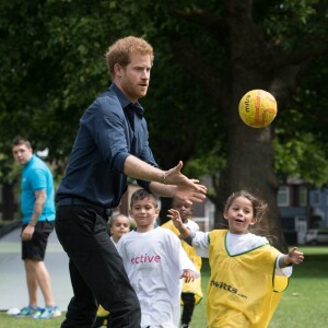 Le prince Harry a pris part à une séance d'activités avec les enfants du centre de loisirs Newham Council's à Central Park à Londres, le 28 juillet 2017.