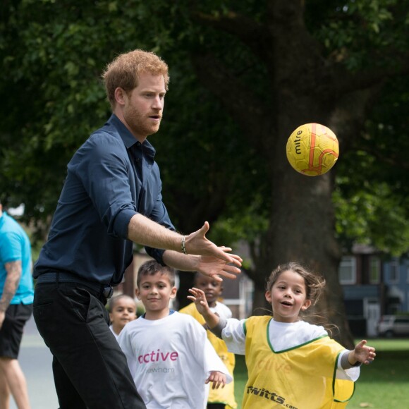 Le prince Harry a pris part à une séance d'activités avec les enfants du centre de loisirs Newham Council's à Central Park à Londres, le 28 juillet 2017.