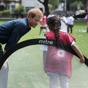 Le prince Harry a pris part à une séance d'activités avec les enfants du centre de loisirs Newham Council's à Central Park à Londres, le 28 juillet 2017.