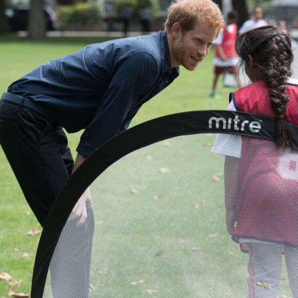 Le prince Harry a pris part à une séance d'activités avec les enfants du centre de loisirs Newham Council's à Central Park à Londres, le 28 juillet 2017.