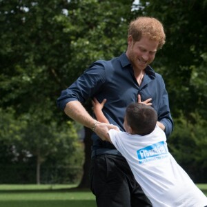Le prince Harry a pris part à une séance d'activités avec les enfants du centre de loisirs Newham Council's à Central Park à Londres, le 28 juillet 2017.
