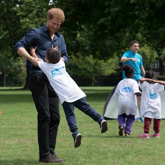 Le prince Harry a pris part à une séance d'activités avec les enfants du centre de loisirs Newham Council's à Central Park à Londres, le 28 juillet 2017.