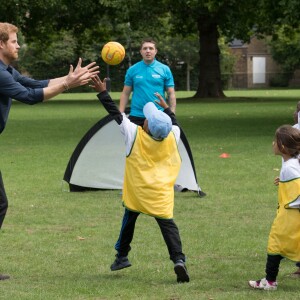 Le prince Harry a pris part à une séance d'activités avec les enfants du centre de loisirs Newham Council's à Central Park à Londres, le 28 juillet 2017.