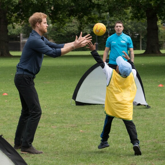 Le prince Harry a pris part à une séance d'activités avec les enfants du centre de loisirs Newham Council's à Central Park à Londres, le 28 juillet 2017.