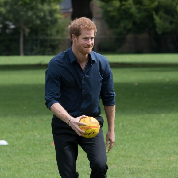 Le prince Harry a pris part à une séance d'activités avec les enfants du centre de loisirs Newham Council's à Central Park à Londres, le 28 juillet 2017.