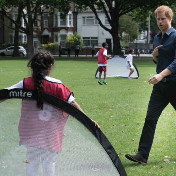 Le prince Harry a pris part à une séance d'activités avec les enfants du centre de loisirs Newham Council's à Central Park à Londres, le 28 juillet 2017.