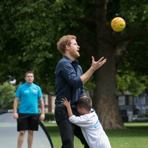 Le prince Harry a pris part à une séance d'activités avec les enfants du centre de loisirs Newham Council's à Central Park à Londres, le 28 juillet 2017.