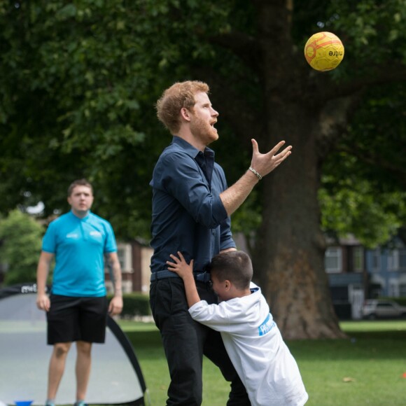 Le prince Harry a pris part à une séance d'activités avec les enfants du centre de loisirs Newham Council's à Central Park à Londres, le 28 juillet 2017.
