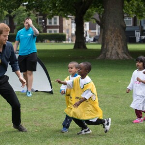 Le prince Harry a pris part à une séance d'activités avec les enfants du centre de loisirs Newham Council's à Central Park à Londres, le 28 juillet 2017.
