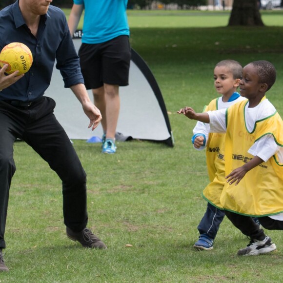 Le prince Harry a pris part à une séance d'activités avec les enfants du centre de loisirs Newham Council's à Central Park à Londres, le 28 juillet 2017.