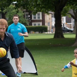 Le prince Harry a pris part à une séance d'activités avec les enfants du centre de loisirs Newham Council's à Central Park à Londres, le 28 juillet 2017.