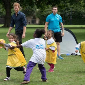Le prince Harry a pris part à une séance d'activités avec les enfants du centre de loisirs Newham Council's à Central Park à Londres, le 28 juillet 2017.