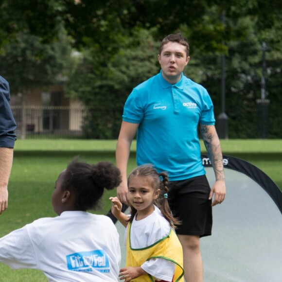 Le prince Harry a pris part à une séance d'activités avec les enfants du centre de loisirs Newham Council's à Central Park à Londres, le 28 juillet 2017.