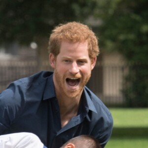 Le prince Harry a pris part à une séance d'activités avec les enfants du centre de loisirs Newham Council's à Central Park à Londres, le 28 juillet 2017.