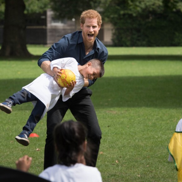 Le prince Harry a pris part à une séance d'activités avec les enfants du centre de loisirs Newham Council's à Central Park à Londres, le 28 juillet 2017.