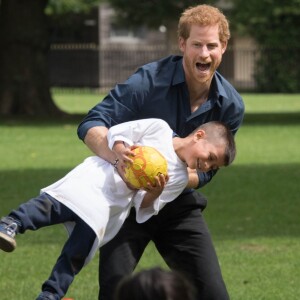 Le prince Harry a pris part à une séance d'activités avec les enfants du centre de loisirs Newham Council's à Central Park à Londres, le 28 juillet 2017.