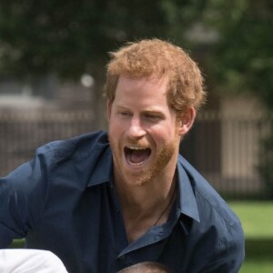 Le prince Harry a pris part à une séance d'activités avec les enfants du centre de loisirs Newham Council's à Central Park à Londres, le 28 juillet 2017.