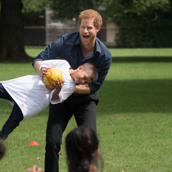Le prince Harry a pris part à une séance d'activités avec les enfants du centre de loisirs Newham Council's à Central Park à Londres, le 28 juillet 2017.
