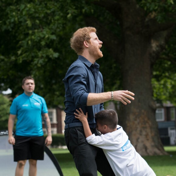 Le prince Harry a pris part à une séance d'activités avec les enfants du centre de loisirs Newham Council's à Central Park à Londres, le 28 juillet 2017.
