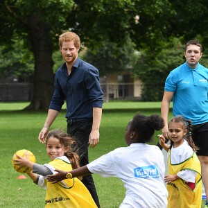 Le prince Harry a pris part à une séance d'activités avec les enfants du centre de loisirs Newham Council's à Central Park à Londres, le 28 juillet 2017.