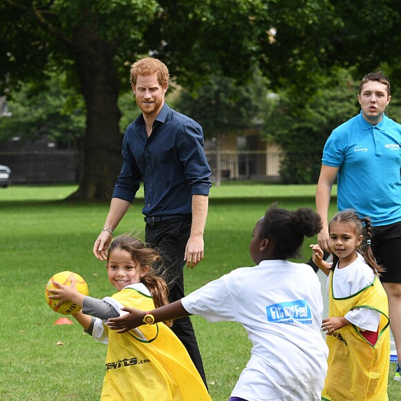 Le prince Harry a pris part à une séance d'activités avec les enfants du centre de loisirs Newham Council's à Central Park à Londres, le 28 juillet 2017.