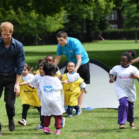 Le prince Harry a pris part à une séance d'activités avec les enfants du centre de loisirs Newham Council's à Central Park à Londres, le 28 juillet 2017.