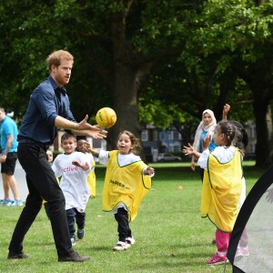 Le prince Harry a pris part à une séance d'activités avec les enfants du centre de loisirs Newham Council's à Central Park à Londres, le 28 juillet 2017.