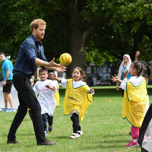 Le prince Harry a pris part à une séance d'activités avec les enfants du centre de loisirs Newham Council's à Central Park à Londres, le 28 juillet 2017.