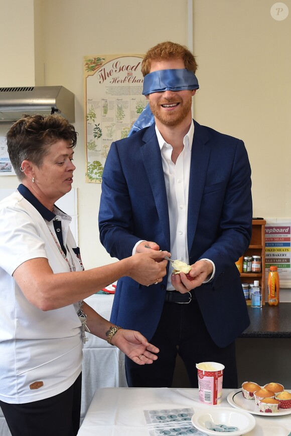 Le prince Harry en visite à l'association Headway, auprès de personnes ayant survécu à de dommages cérébraux, à Ipswich le 20 juillet 2017