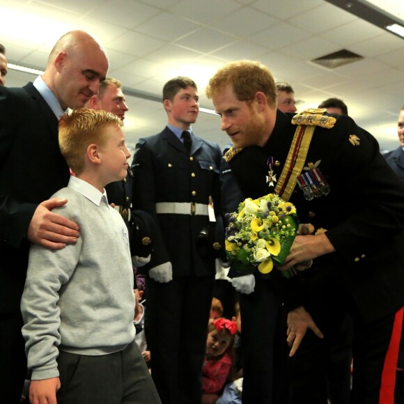 Le prince Harry en visite dans une base de la Royal Air Force le 20 juillet 2017 à Bury St Edmunds.