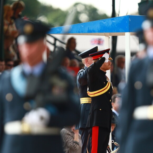 Le prince Harry en visite dans une base de la Royal Air Force le 20 juillet 2017 à Bury St Edmunds.