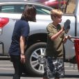 Siloh Jolie-Pitt fait des courses avec sa soeur Vivienne à Los Angeles le 29 Juillet 2017