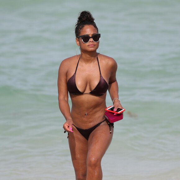 Christina Milian se relaxe sur une plage de Miami le 23 juillet 2017 © CPA/Bestimage