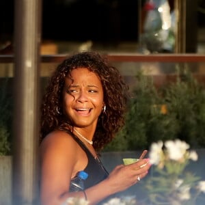 Christina Milian se promène avec un ami sur le port de Saint-Tropez, le 31 juillet 2017.