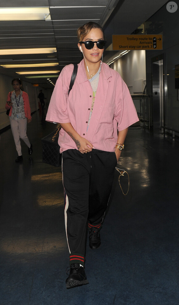 Rita Ora arrive à l'aéroport Heathrow de Londres, en provenance de Los Angeles. Le 21 juillet 2017