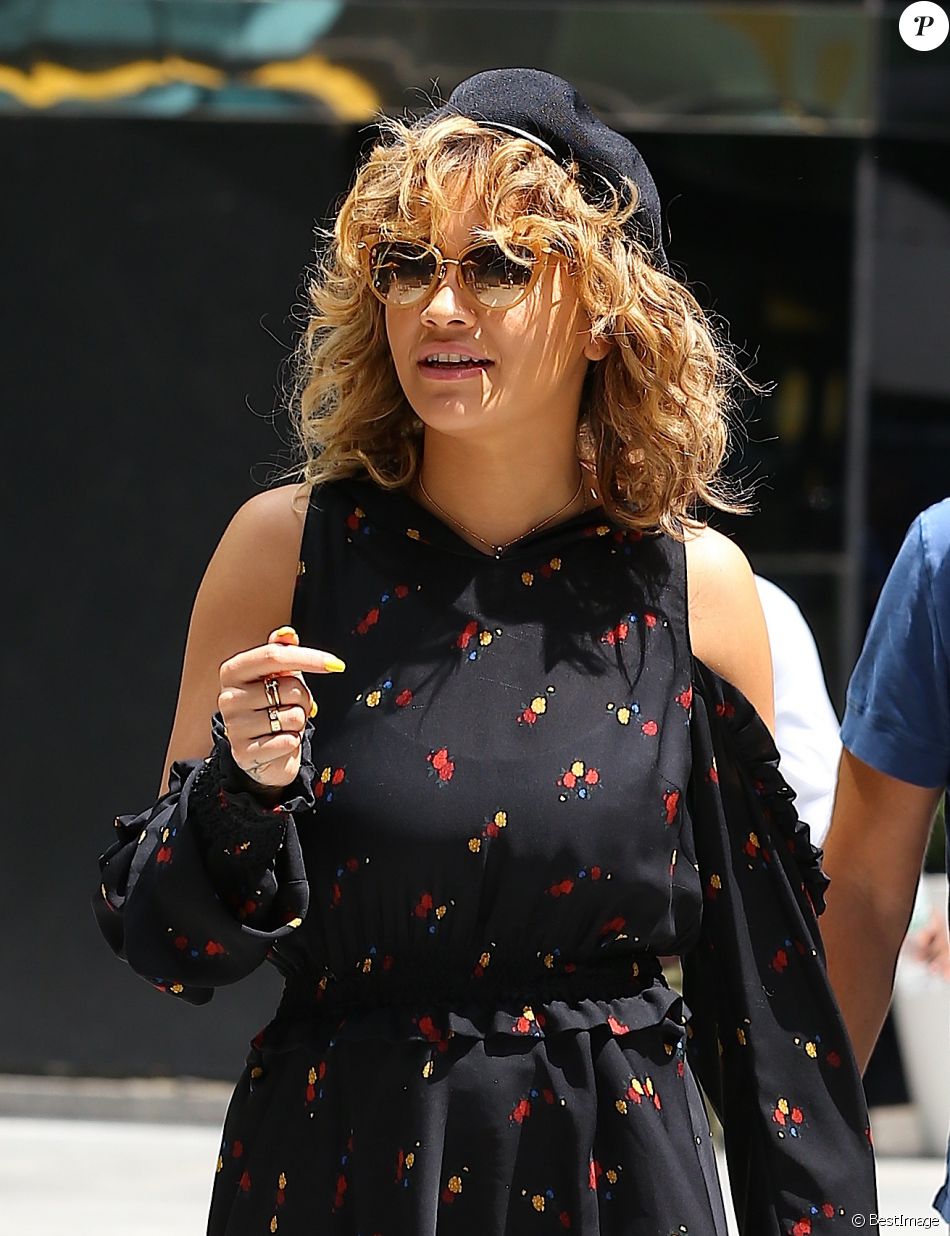 Rita Ora sort d&#039;un immeuble à New York, le 18 juillet 2017.