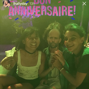Jade Hallyday s'amusant à la fête organisée pour son anniversaire et celui de sa soeur Joy à Saint-Barthélemy le 7 août 2017