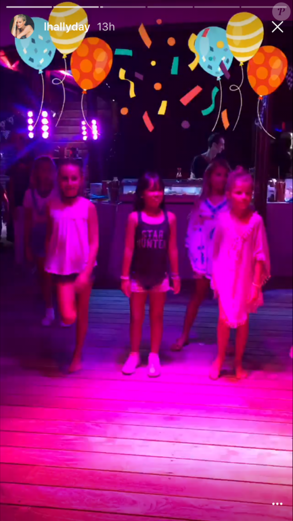 Joy Hallyday dansant à la fête organisée pour son anniversaire et celui de sa soeur Jade à Saint-Barthélemy le 7 août 2017