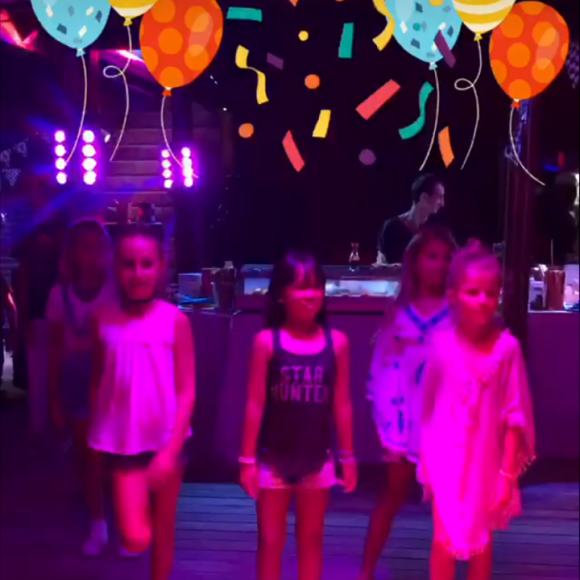 Joy Hallyday dansant à la fête organisée pour son anniversaire et celui de sa soeur Jade à Saint-Barthélemy le 7 août 2017