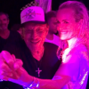 Johnny et Laeticia Hallyday dansant ensemble sur le tube "Despacito" à l'anniversaire commun de leurs filles Jade et Joy à Saint-Barthélemy le 7 août 2017