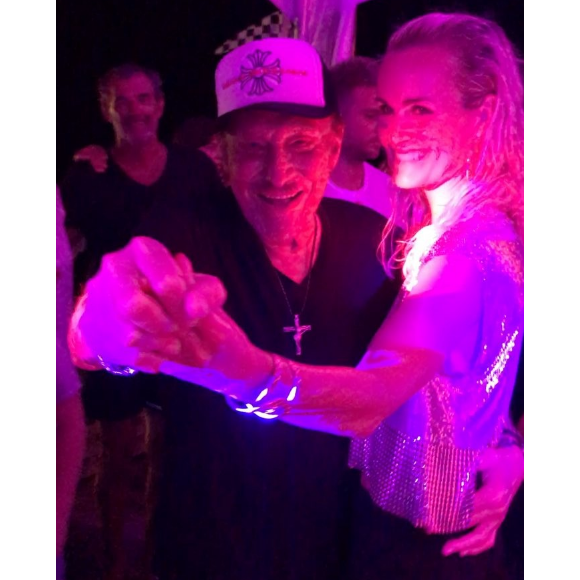 Johnny et Laeticia Hallyday dansant ensemble sur le tube "Despacito" à l'anniversaire commun de leurs filles Jade et Joy à Saint-Barthélemy le 7 août 2017