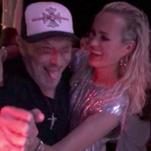 Johnny et Laeticia Hallyday dansant ensemble sur le tube "Despacito" à l'anniversaire commun de leurs filles Jade et Joy à Saint-Barthélemy le 7 août 2017