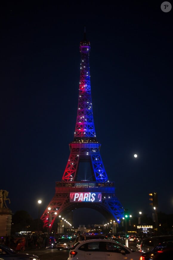 La tour Eiffel éclairée à l'effigie du footballeur Neymar Jr à l'occasion de son arrivée au club du Paris Saint Germain (PSG) à Paris le 5 aout 2017