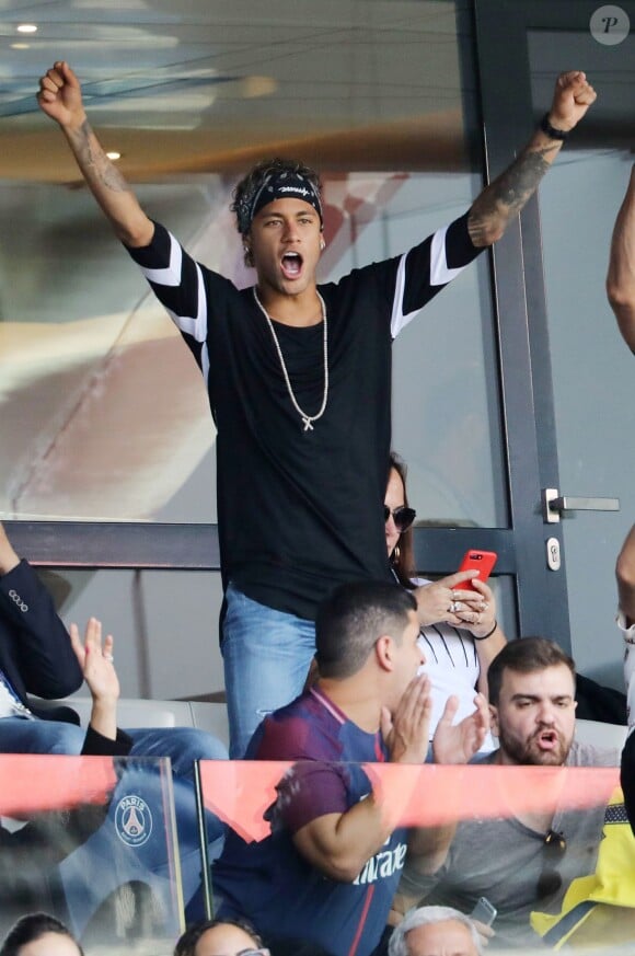 Neymar Jr regardant depuis les tribunes le premier match de la saison 2017-2018 de Ligue 1 Paris Saint-Germain (PSG) contre Amiens (ASC) au parc des princes à Paris, le 5 août 2017.© Giancarlo Gorassini/Bestimage