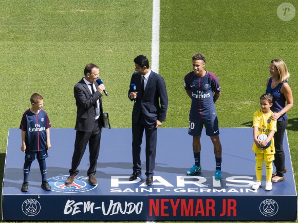 Neymar Jr et le président du PSG Nasser Al-Khelaifi lors de sa présentation au public au stade du parc des princes à Paris, le 5 août 2017 au lendemain de son arrivée comme nouveau joueur de l'équipe du Paris Saint-Germain (PSG). © Pierre Pérusseau/Bestimage