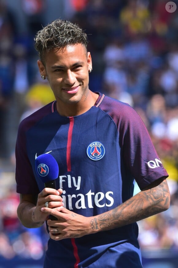 Neymar Jr lors de sa présentation au public au stade du parc des princes à Paris, le 5 août 2017 au lendemain de son arrivée comme nouveau joueur de l'équipe du Paris Saint-Germain (PSG). © Giancarlo Gorassini/Bestimage P