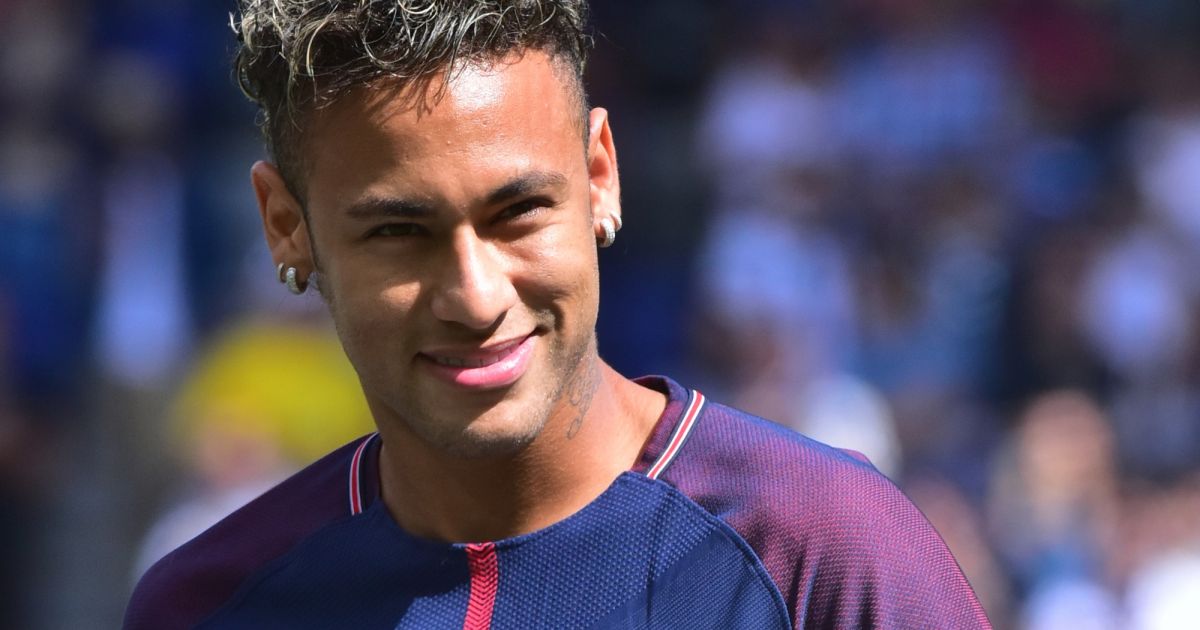 Neymar Jr lors de sa présentation au public au stade du ...